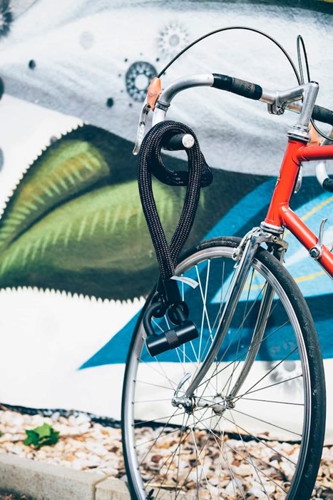 Billedet viser en Varefakta-godkendt cykellås på en cykel der står parkeret.